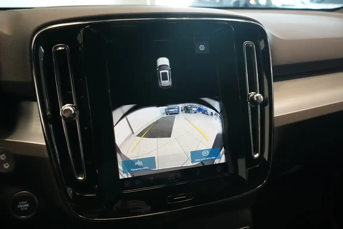 VOLVO XC40
