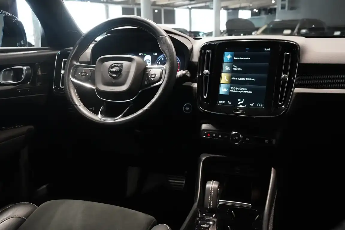 VOLVO XC40