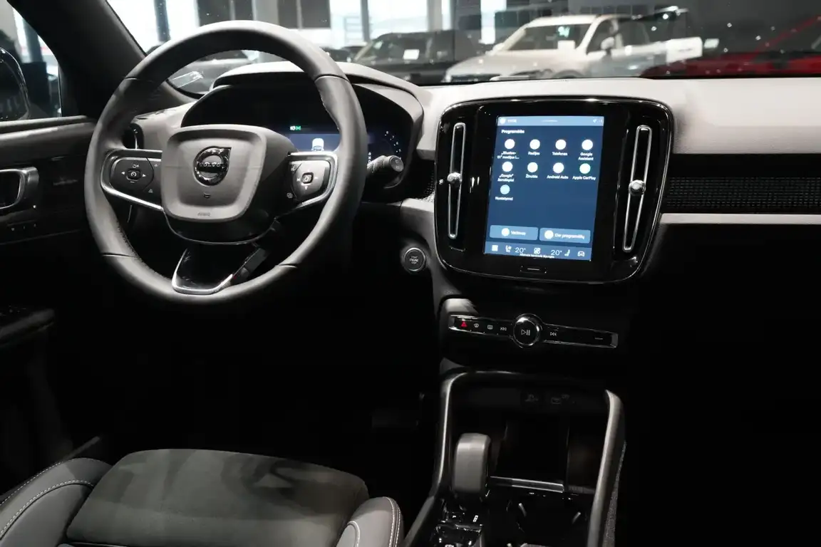 VOLVO XC40