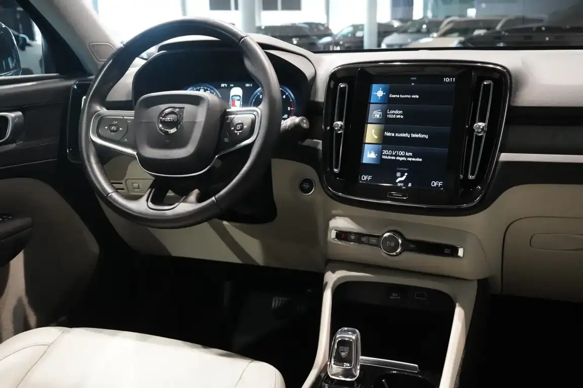 VOLVO XC40