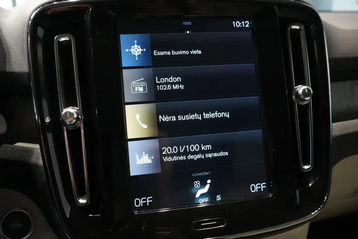 VOLVO XC40