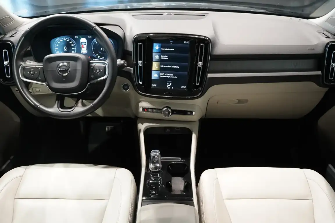 VOLVO XC40