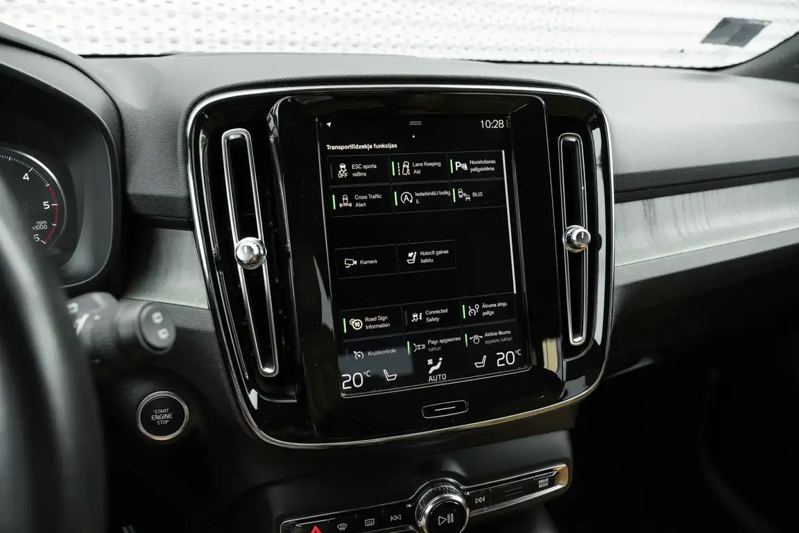 VOLVO XC40