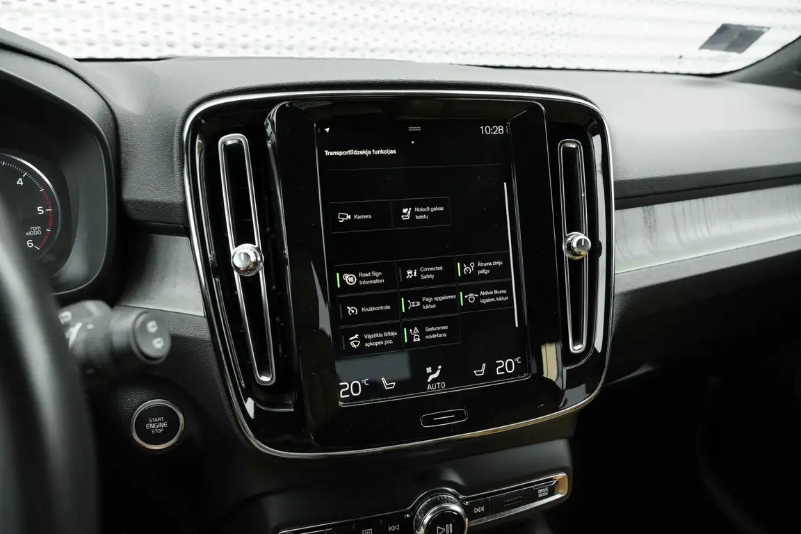 VOLVO XC40