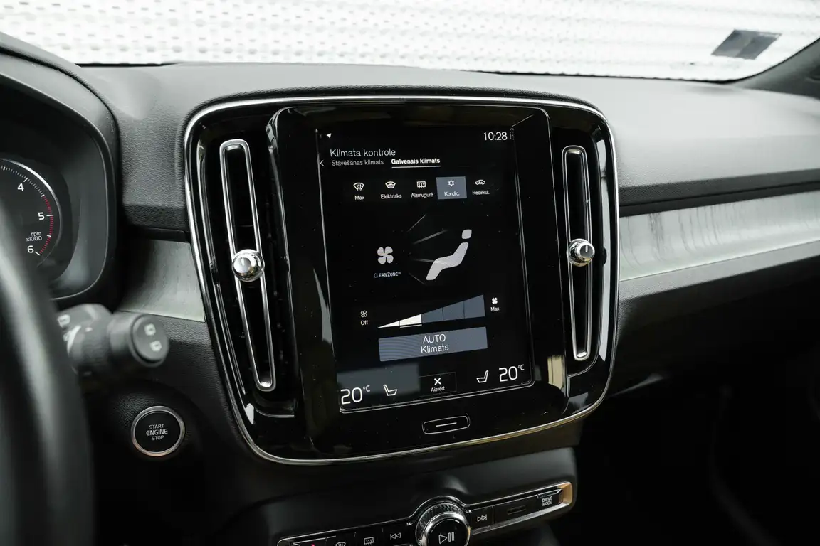 VOLVO XC40
