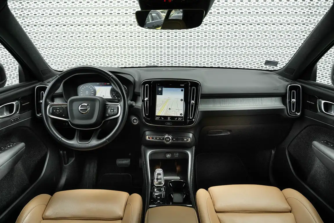 VOLVO XC40