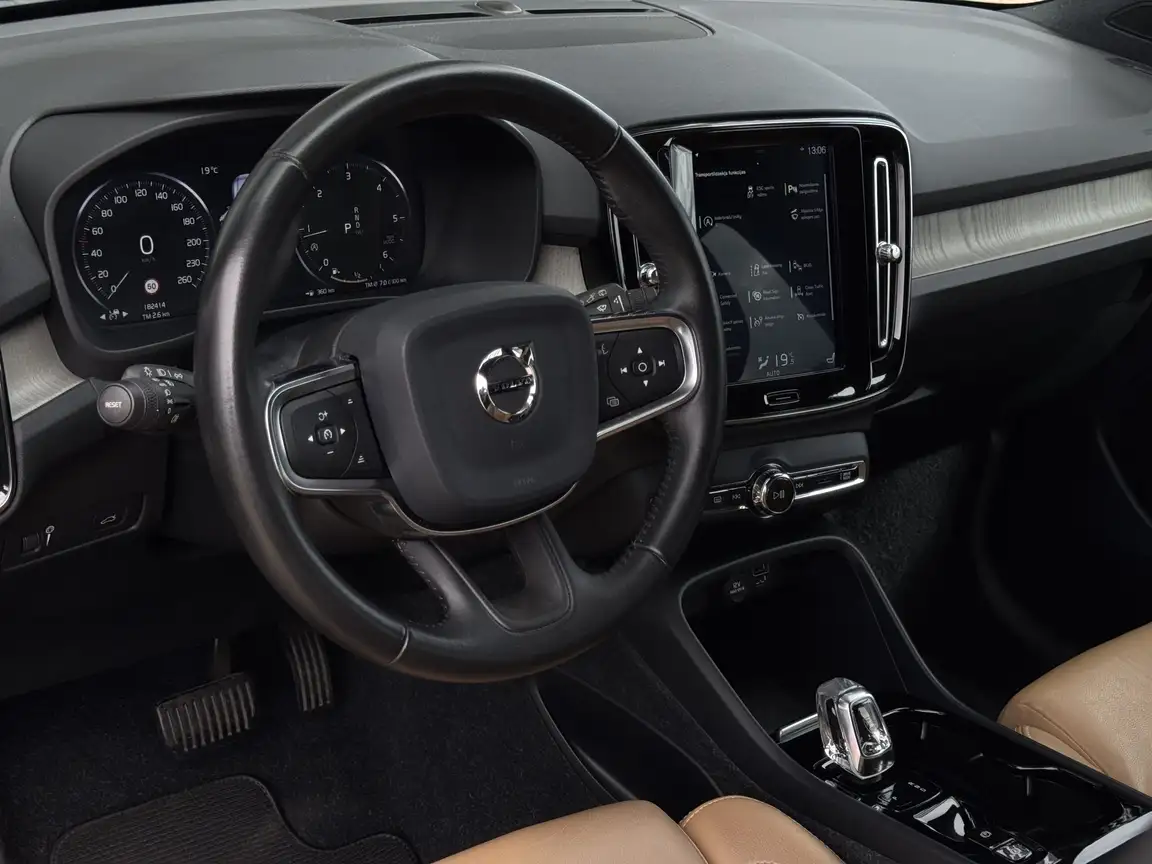 VOLVO XC40