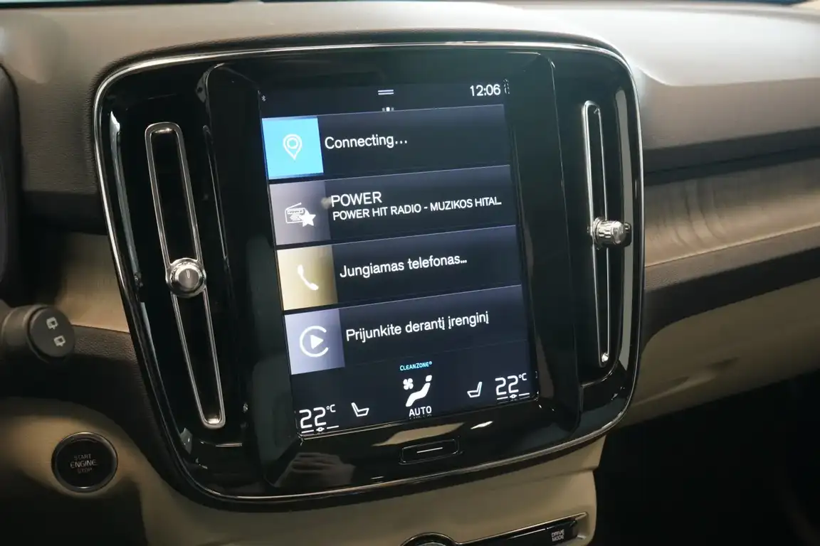 VOLVO XC40