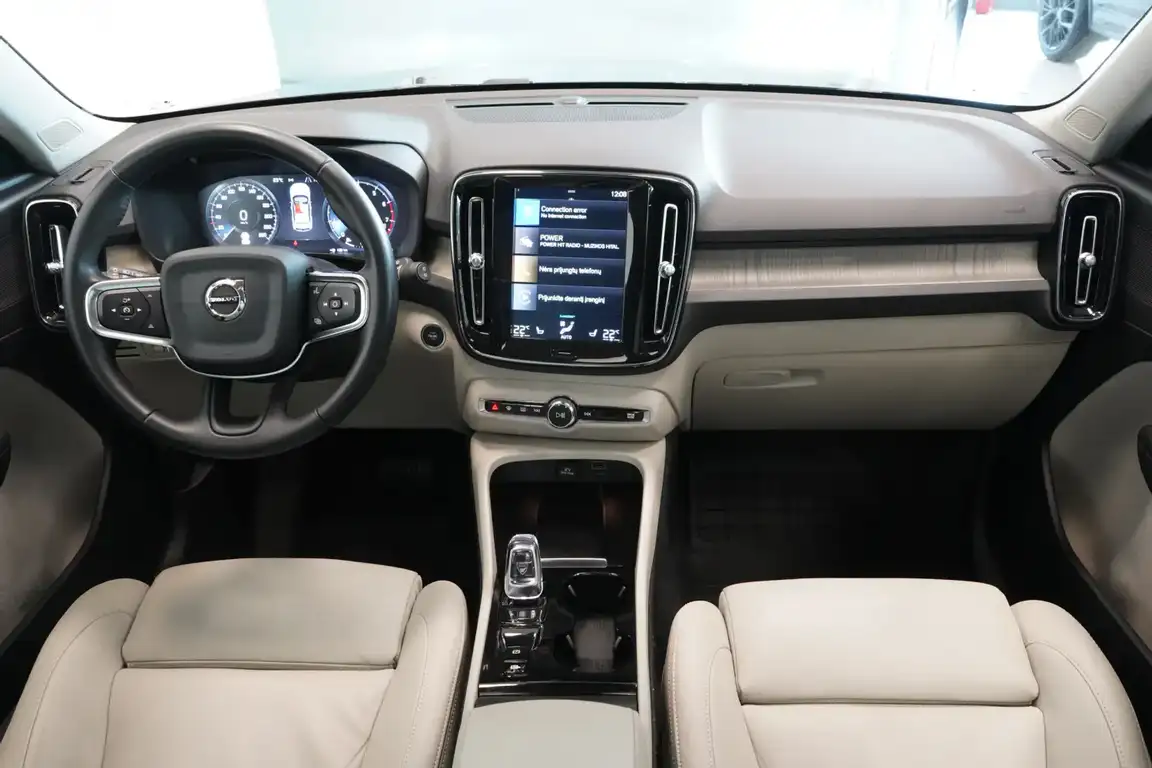 VOLVO XC40