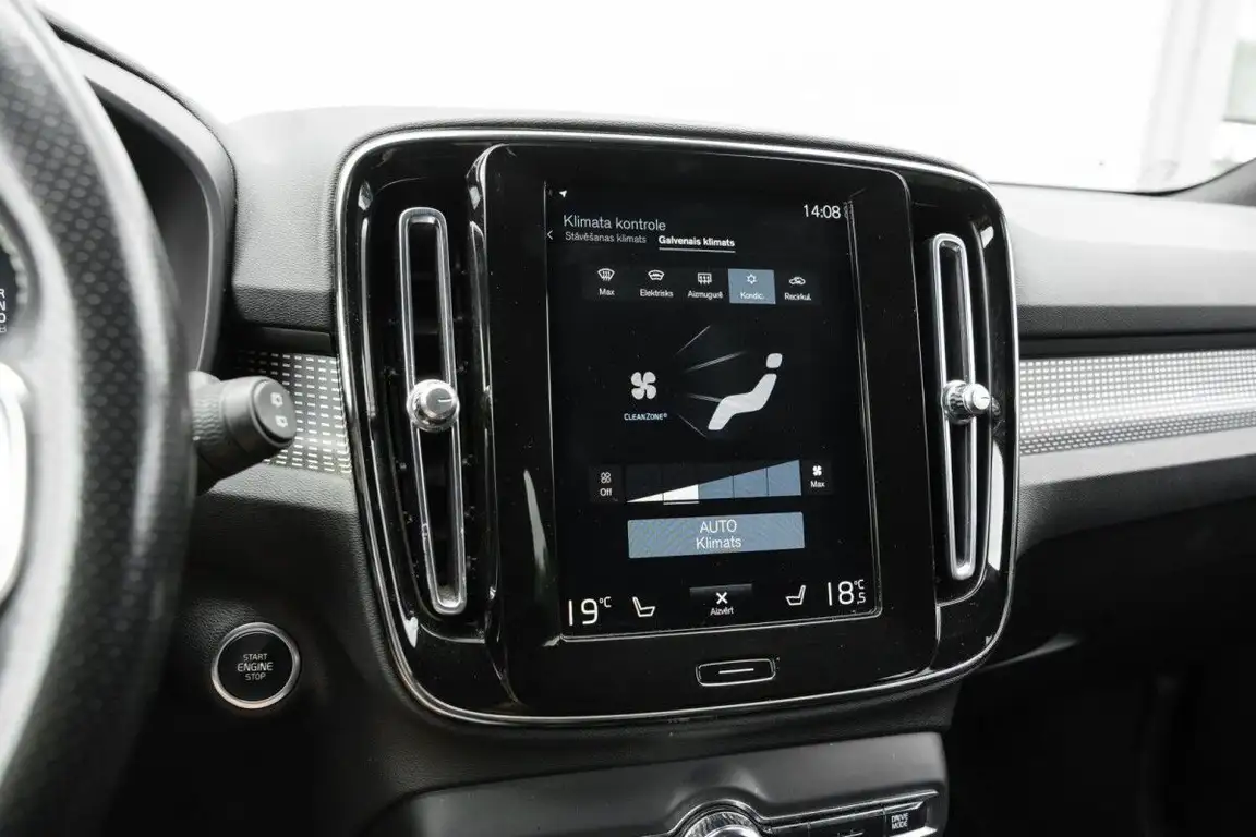 VOLVO XC40