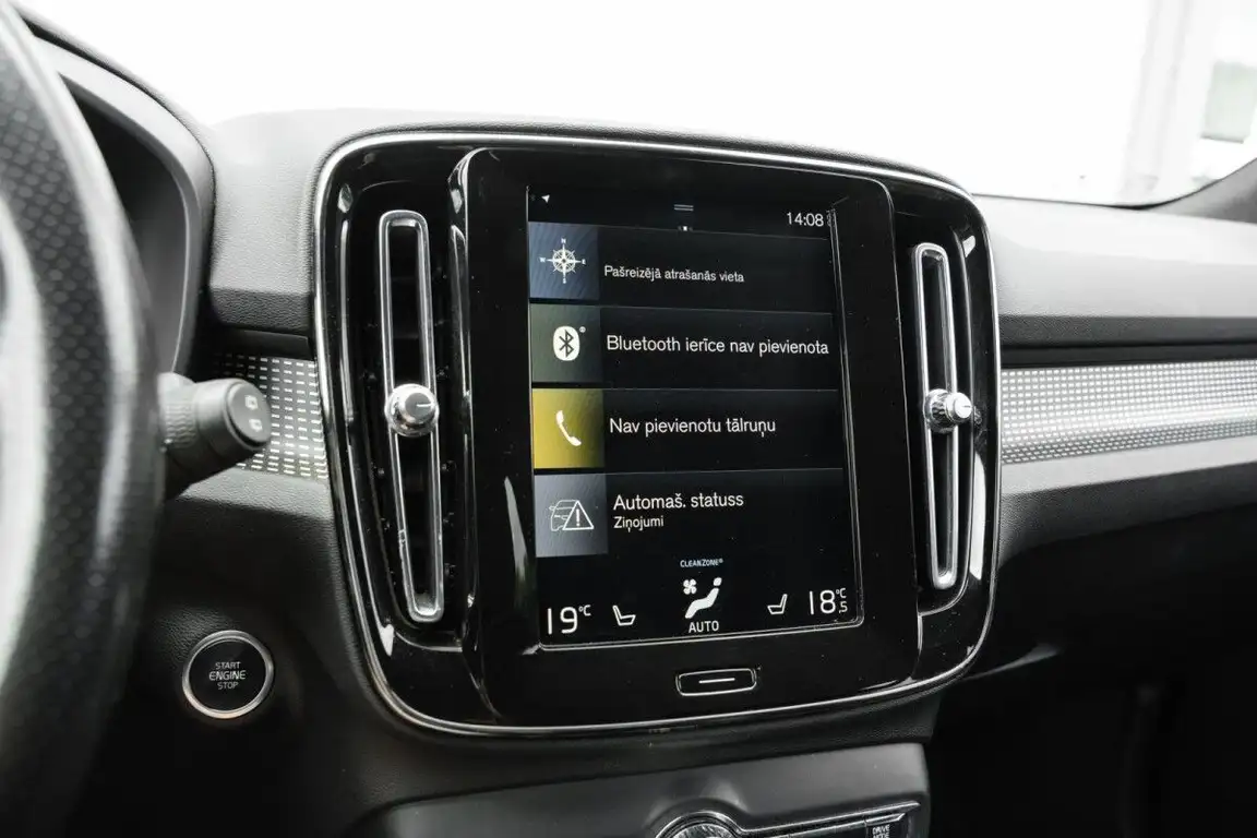 VOLVO XC40