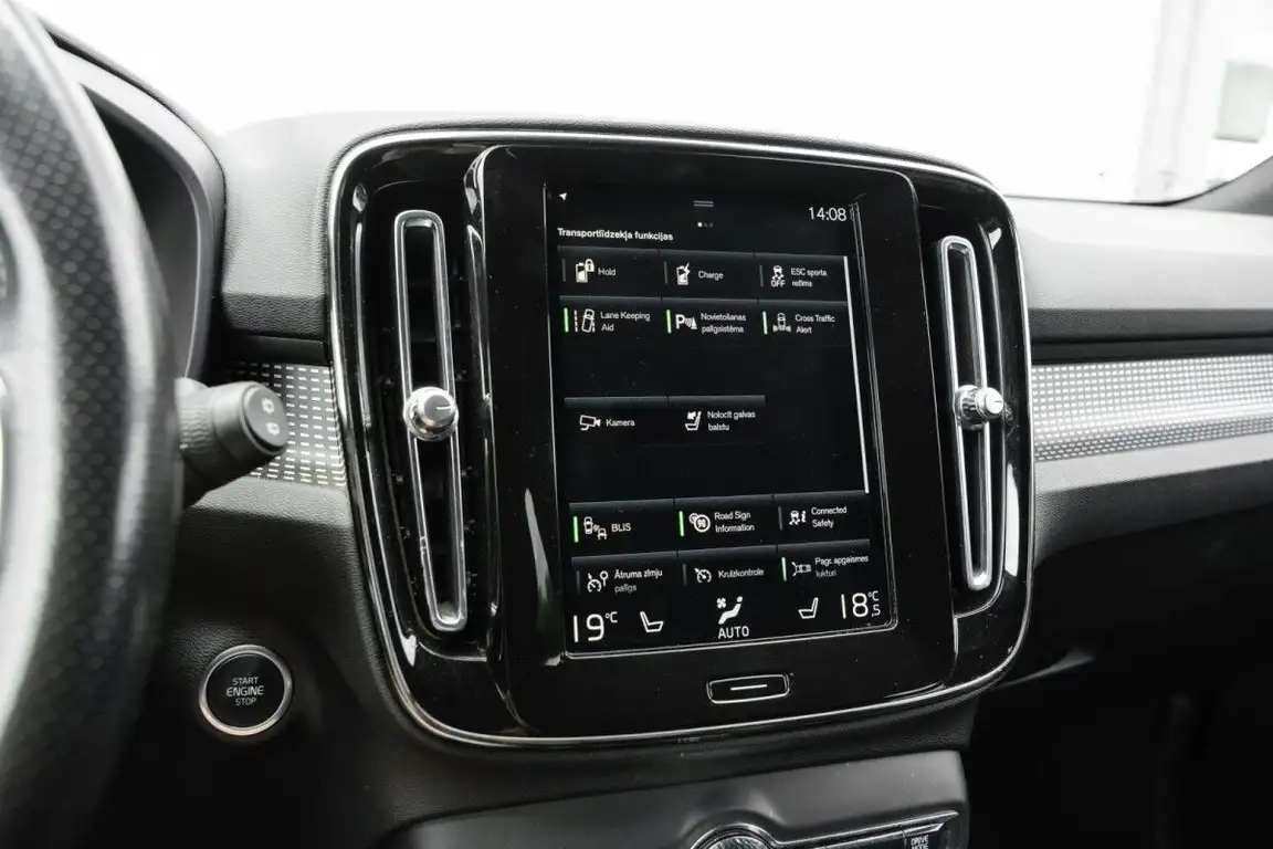 VOLVO XC40