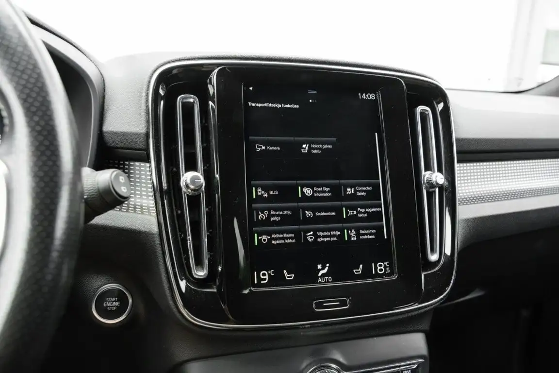 VOLVO XC40