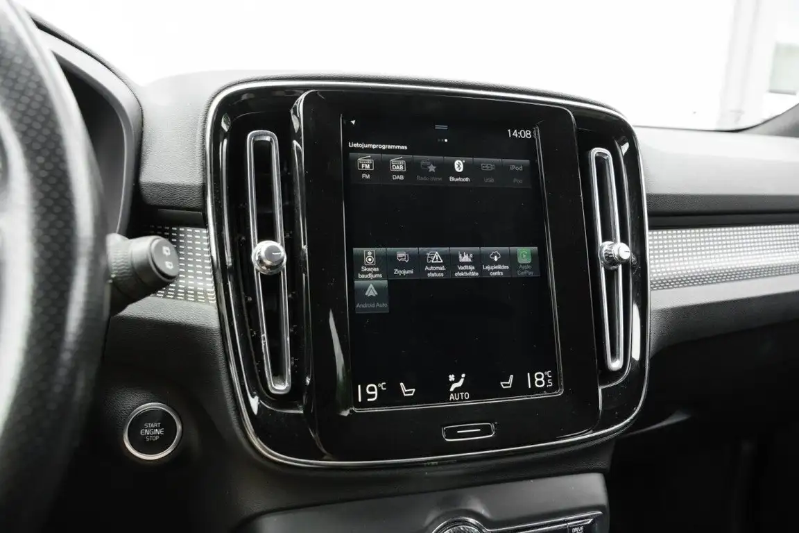 VOLVO XC40