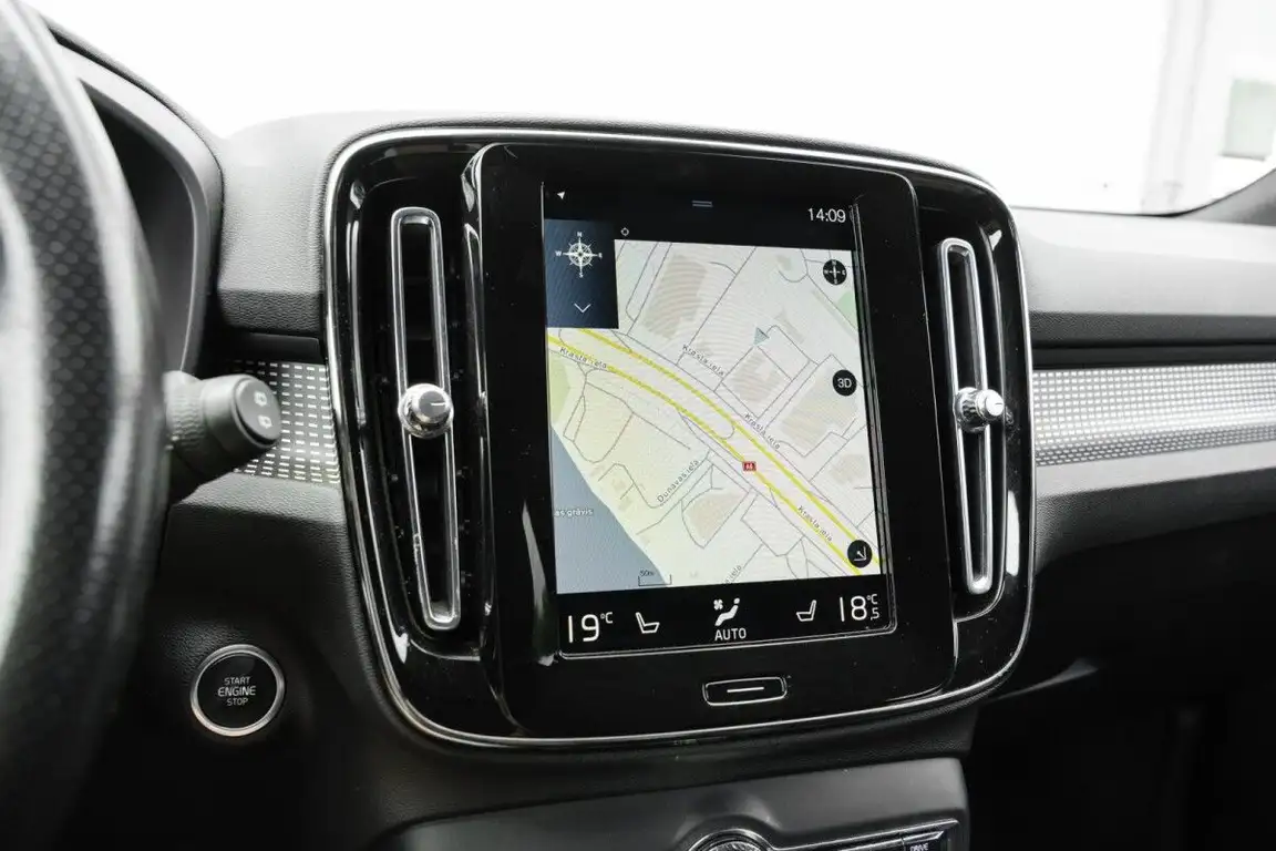 VOLVO XC40