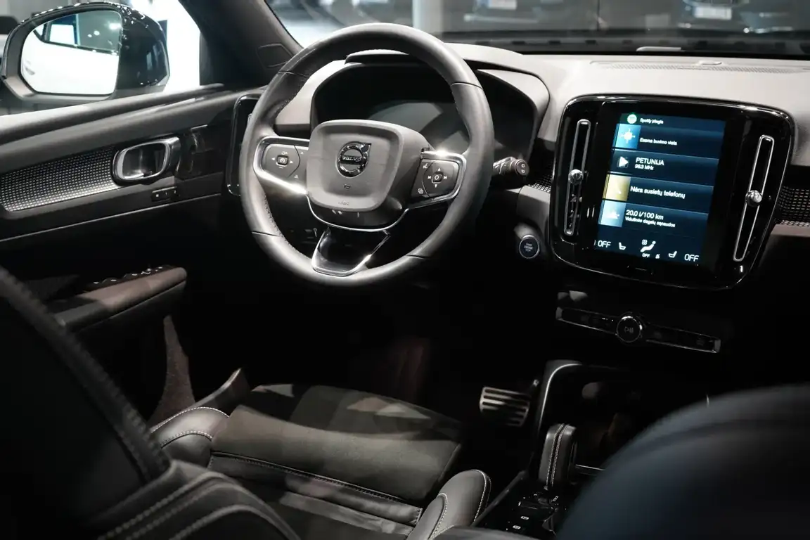 VOLVO XC40