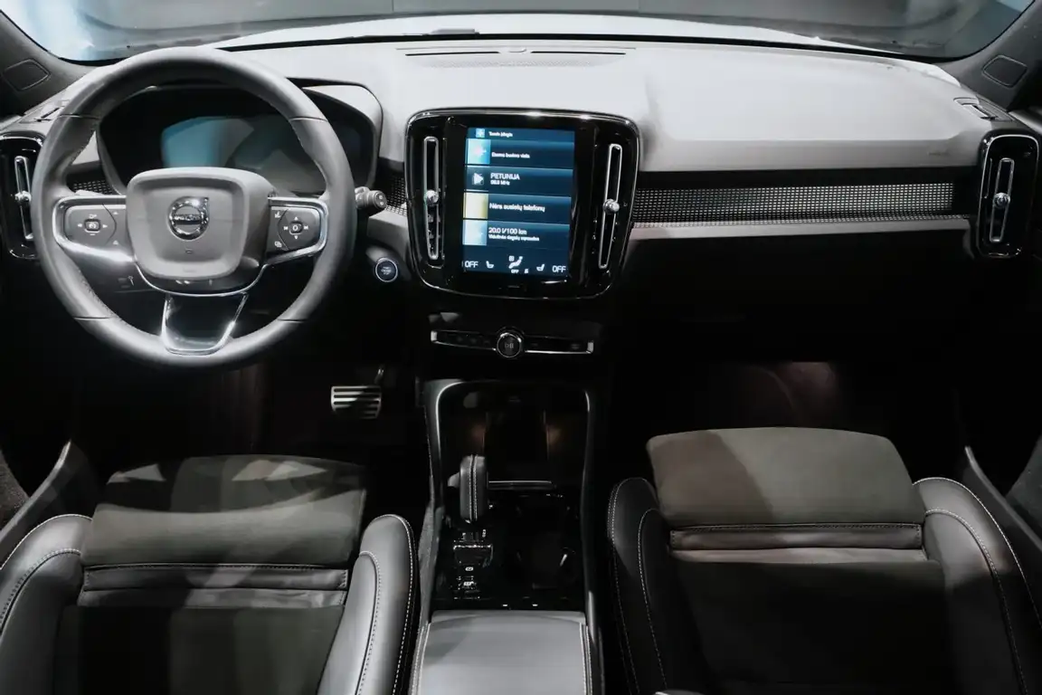 VOLVO XC40