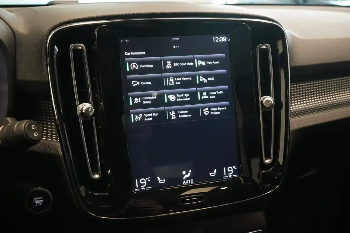 VOLVO XC40