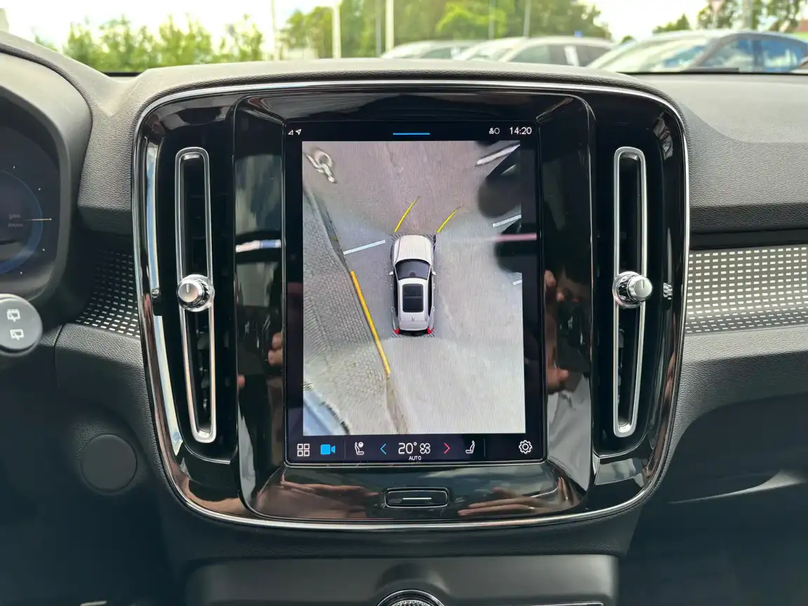 VOLVO XC40