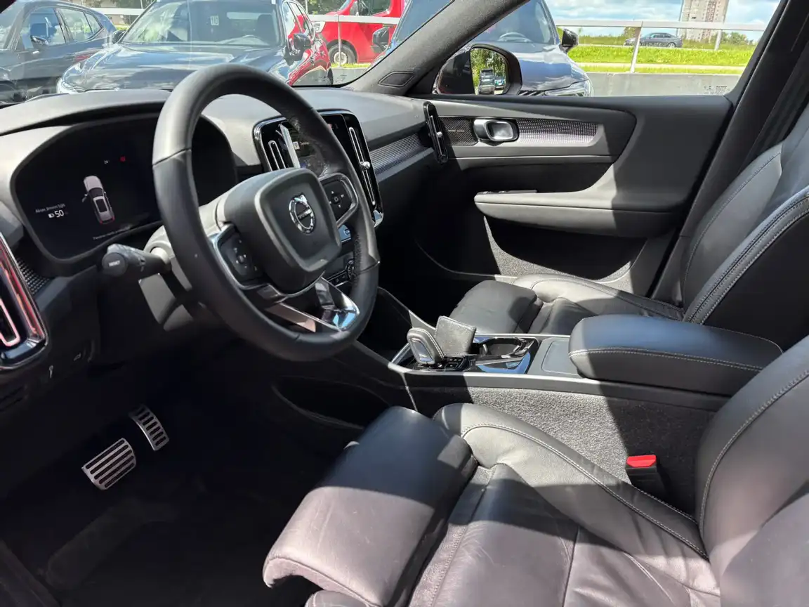 VOLVO XC40