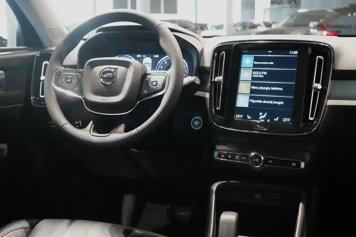 VOLVO XC40