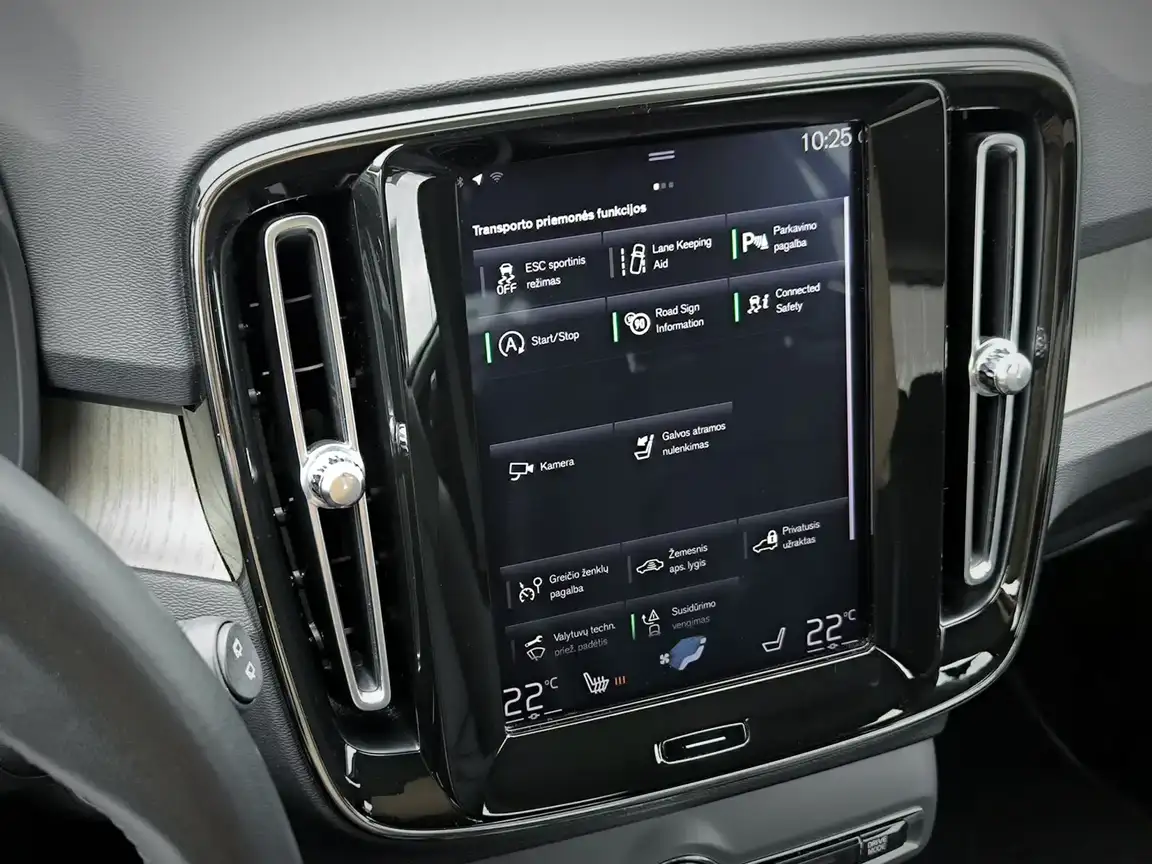 VOLVO XC40