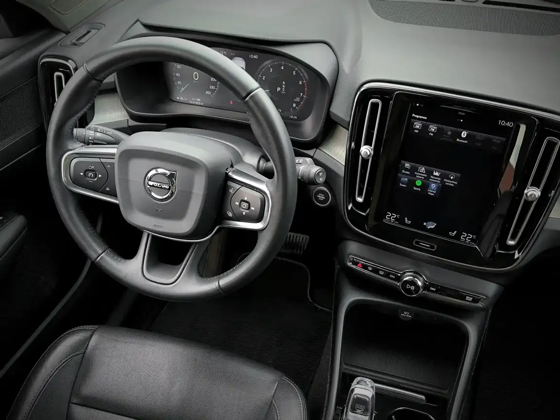 VOLVO XC40