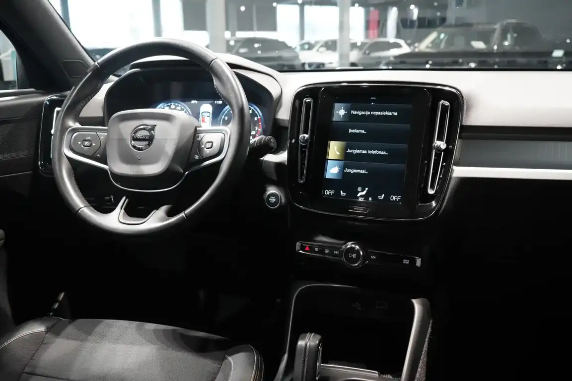 VOLVO XC40