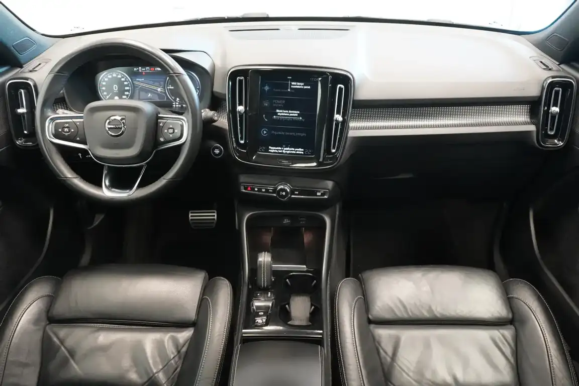 VOLVO XC40