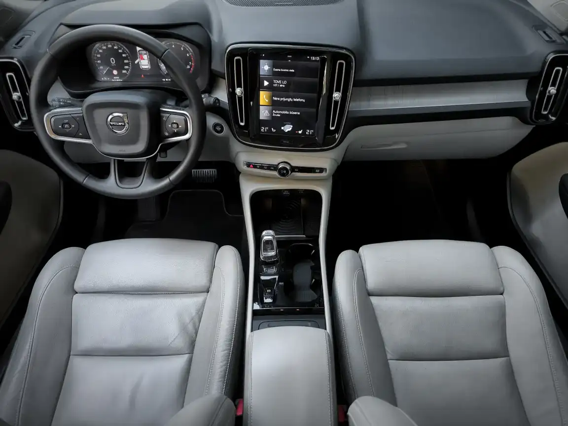 VOLVO XC40