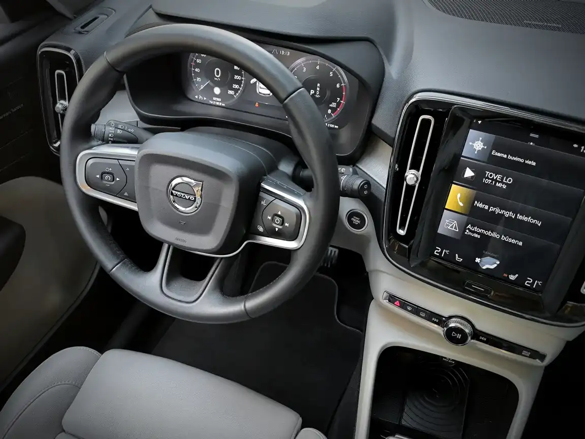 VOLVO XC40