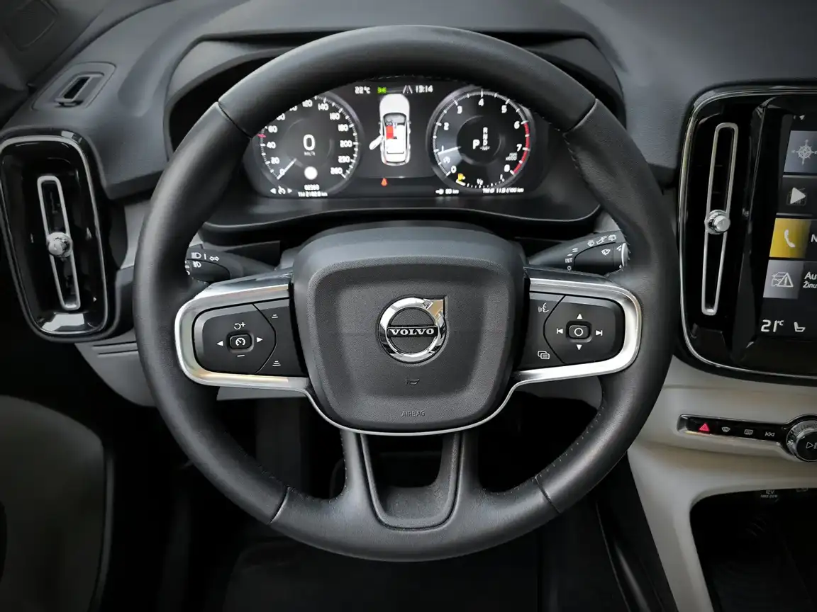 VOLVO XC40