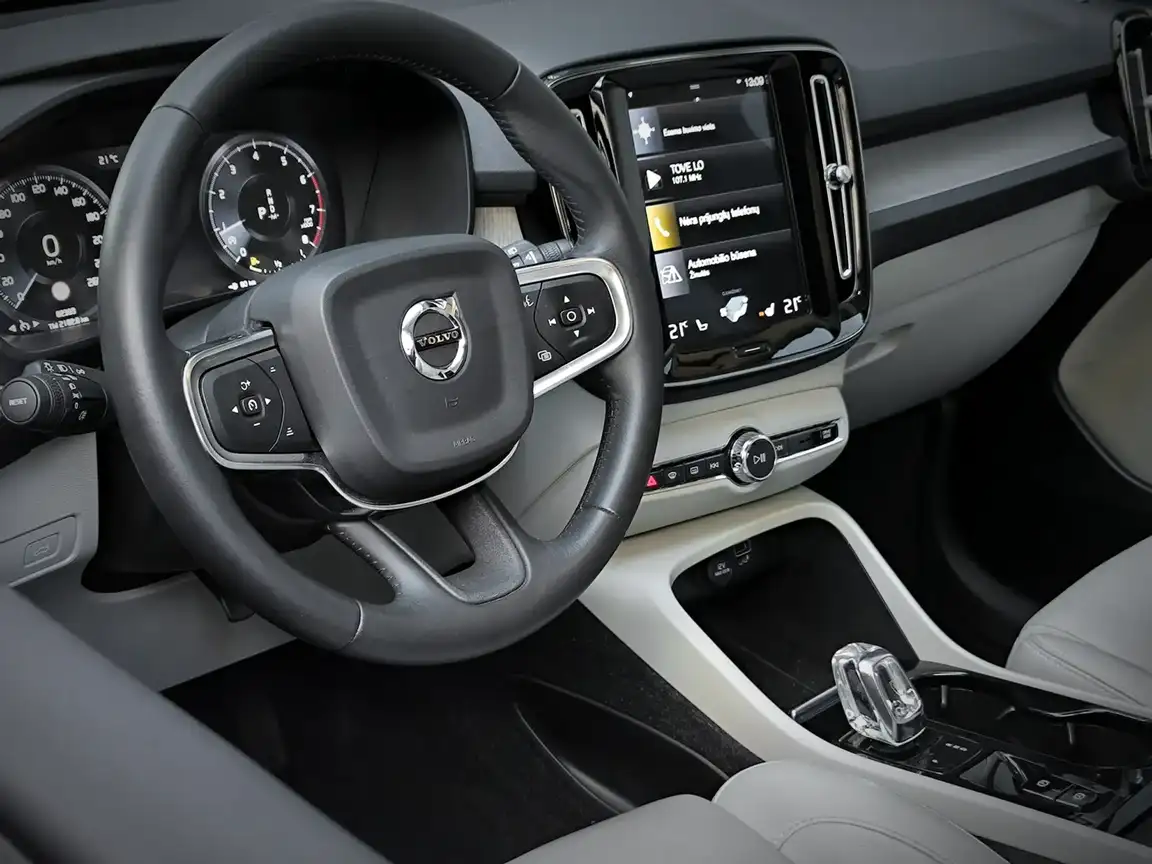 VOLVO XC40