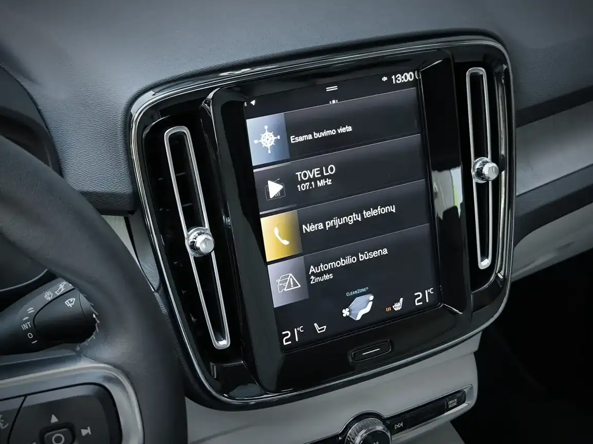 VOLVO XC40