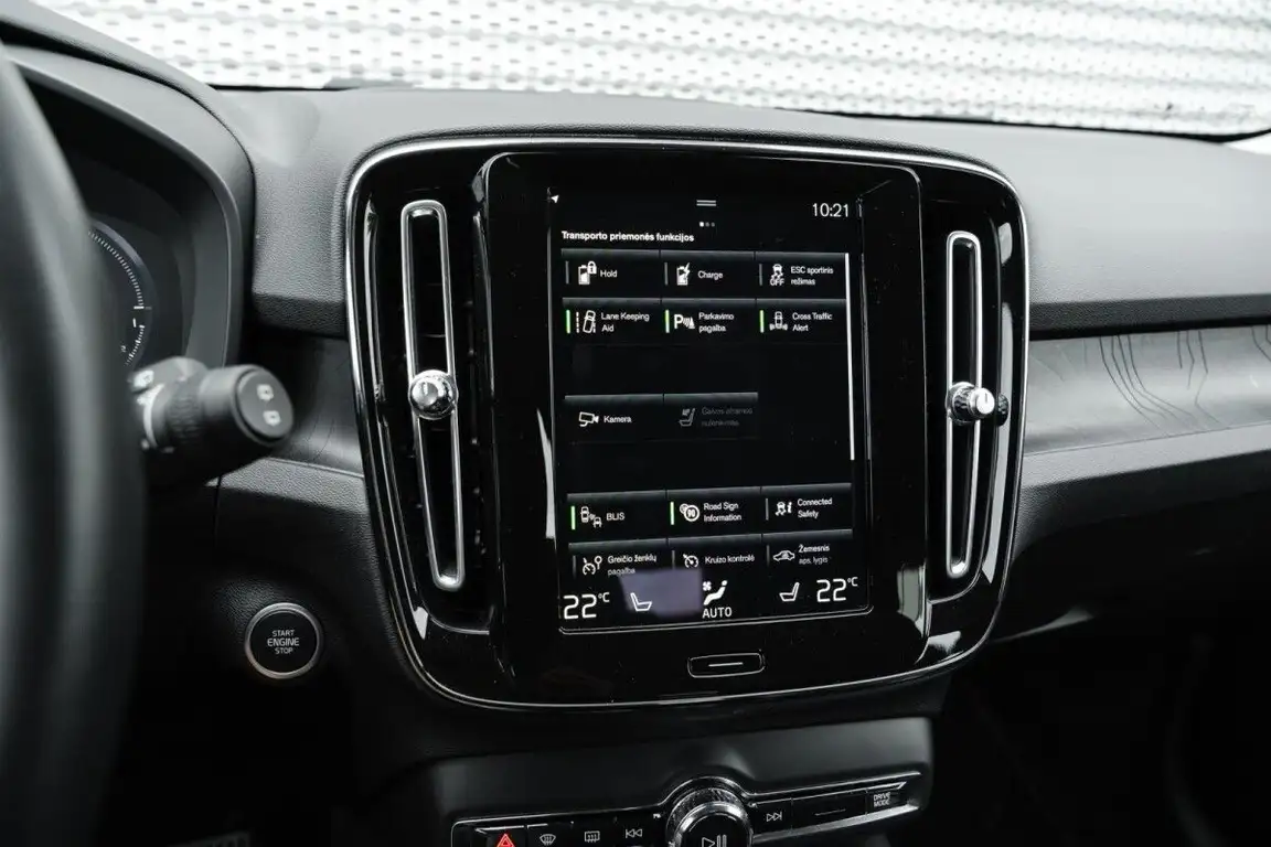 VOLVO XC40