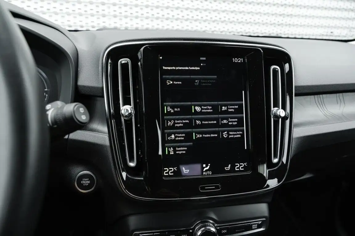 VOLVO XC40
