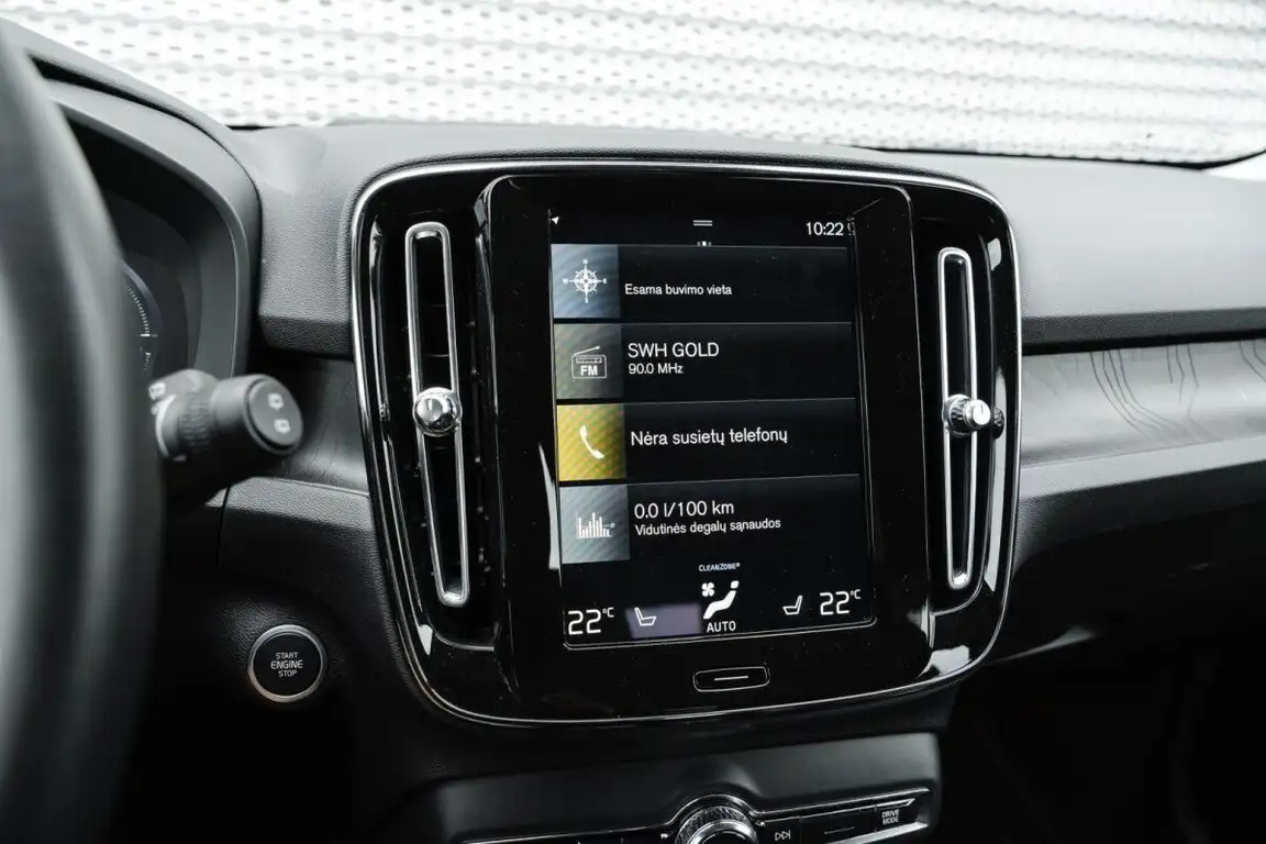 VOLVO XC40