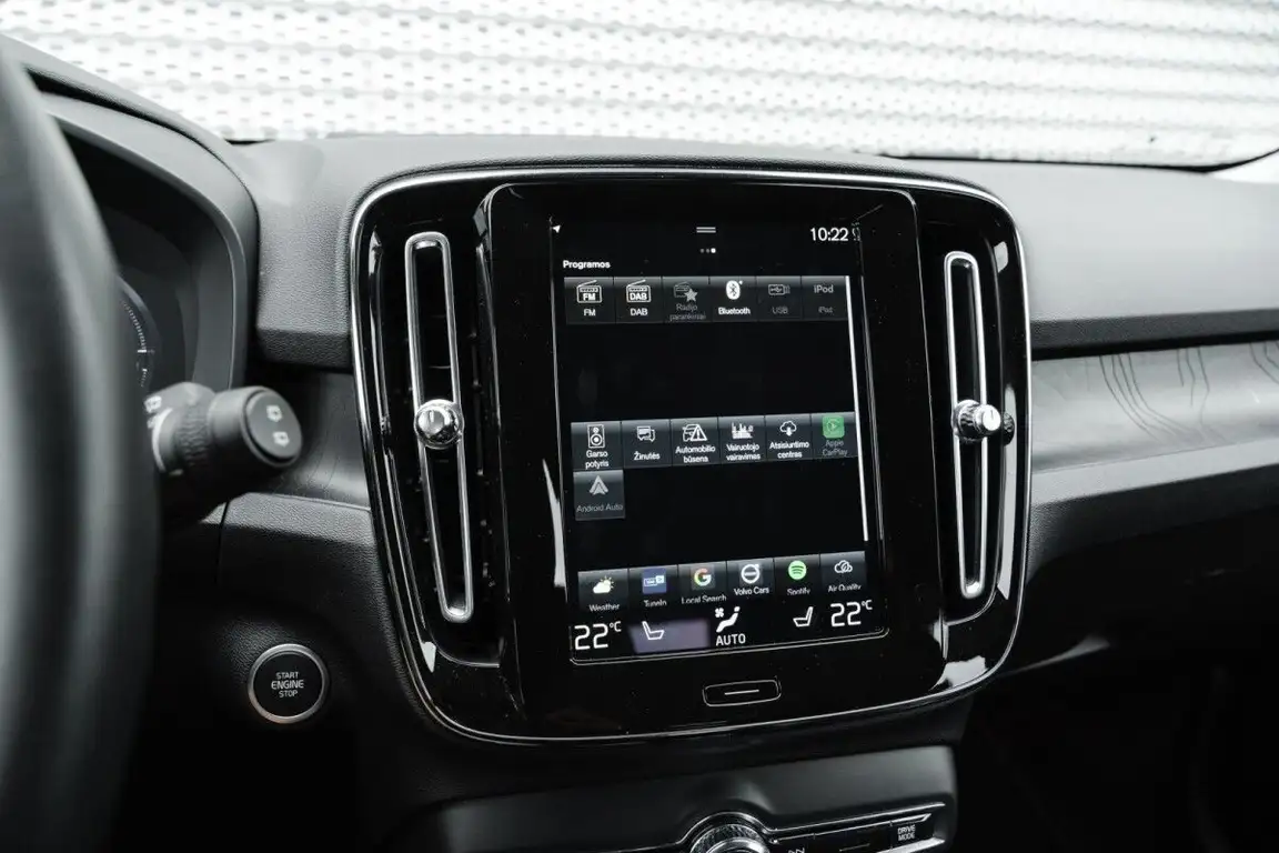 VOLVO XC40