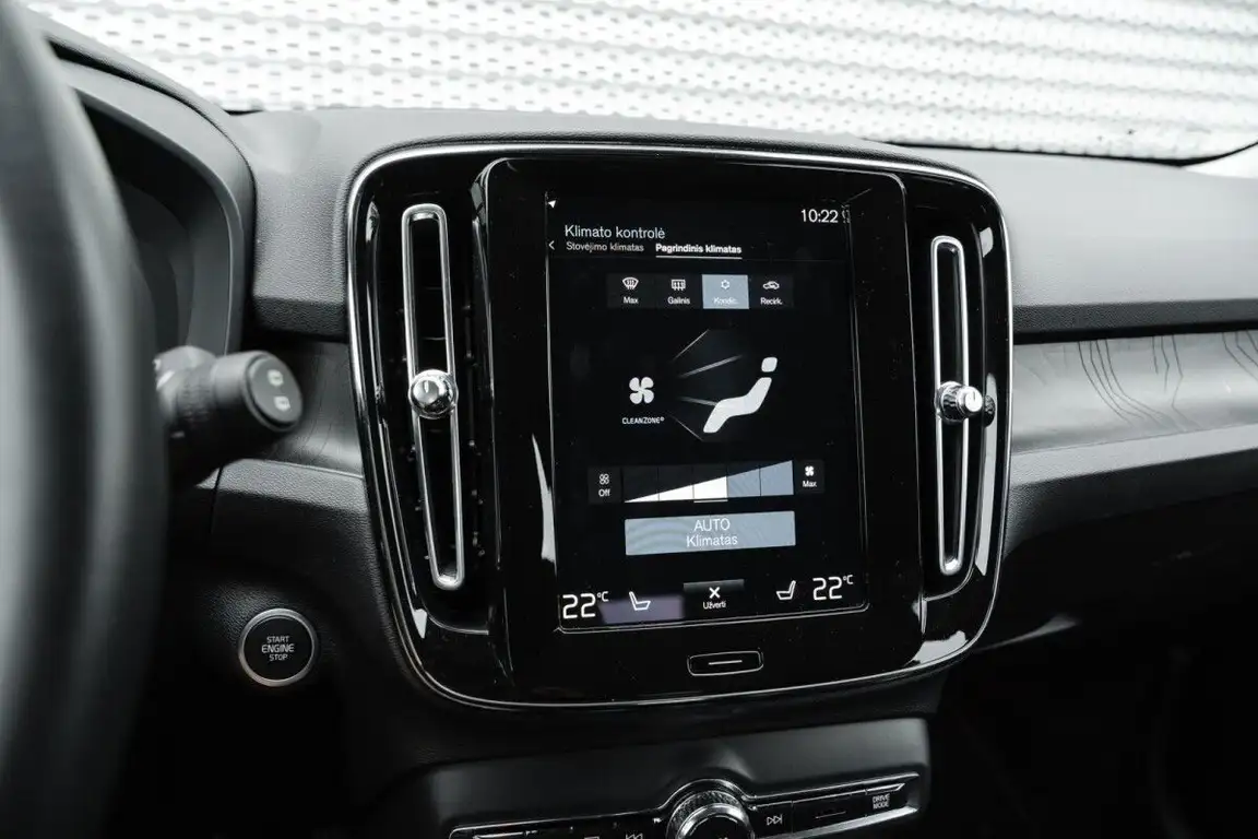 VOLVO XC40