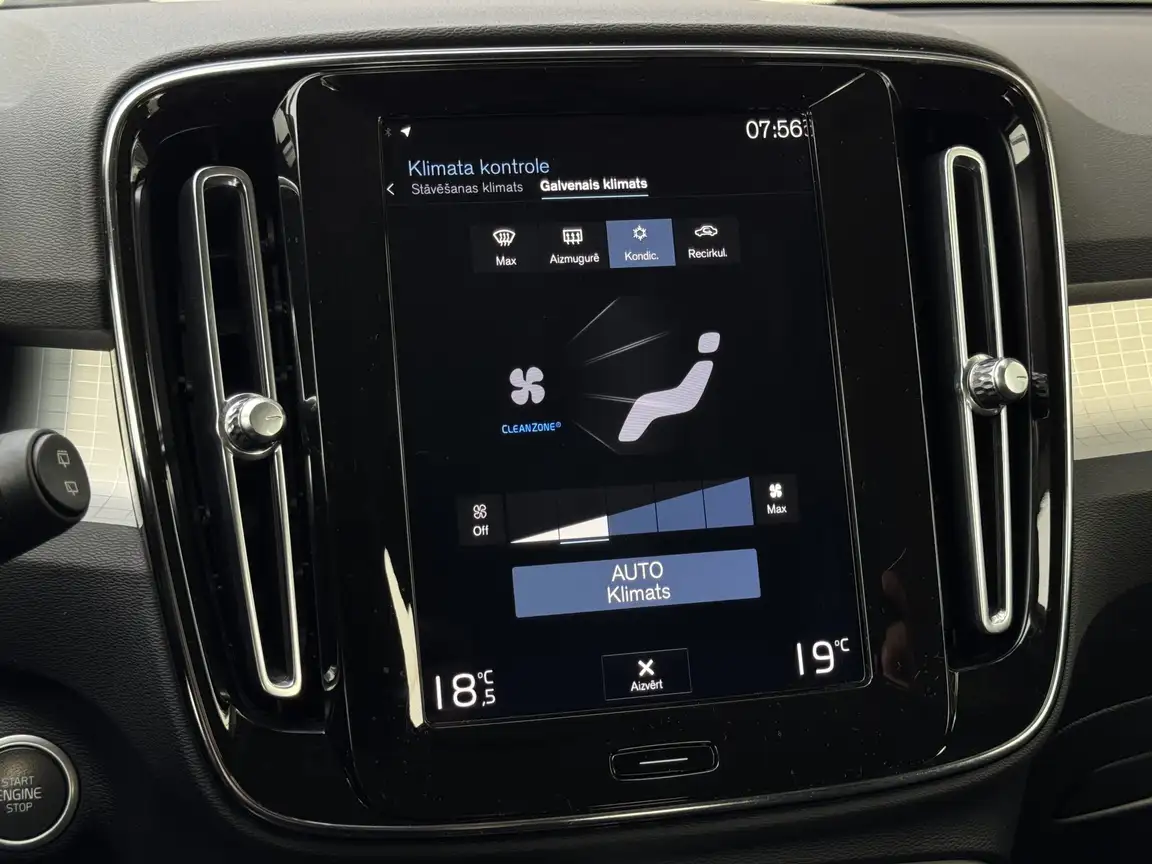 VOLVO XC40