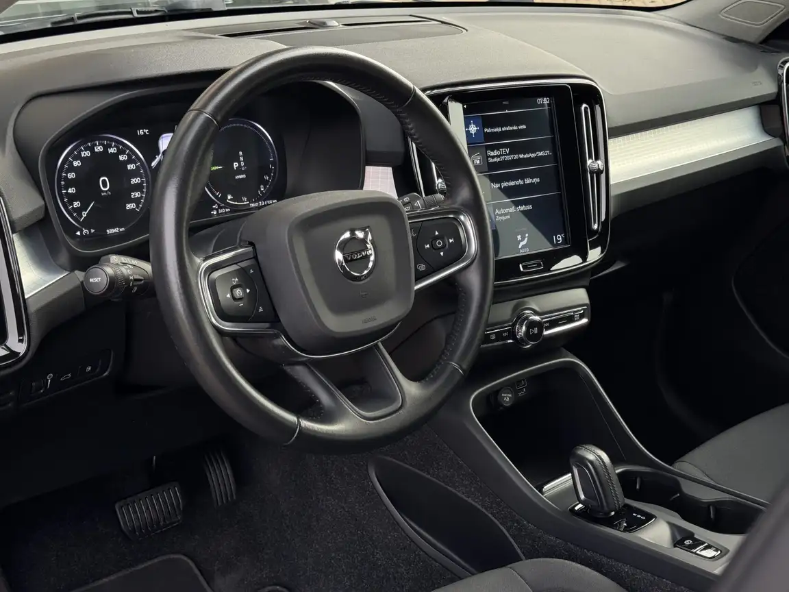 VOLVO XC40