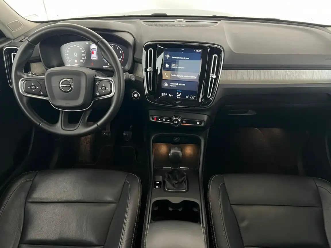 VOLVO XC40