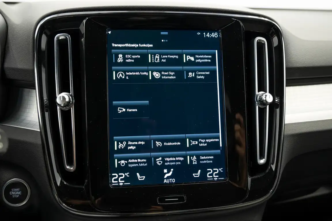 VOLVO XC40