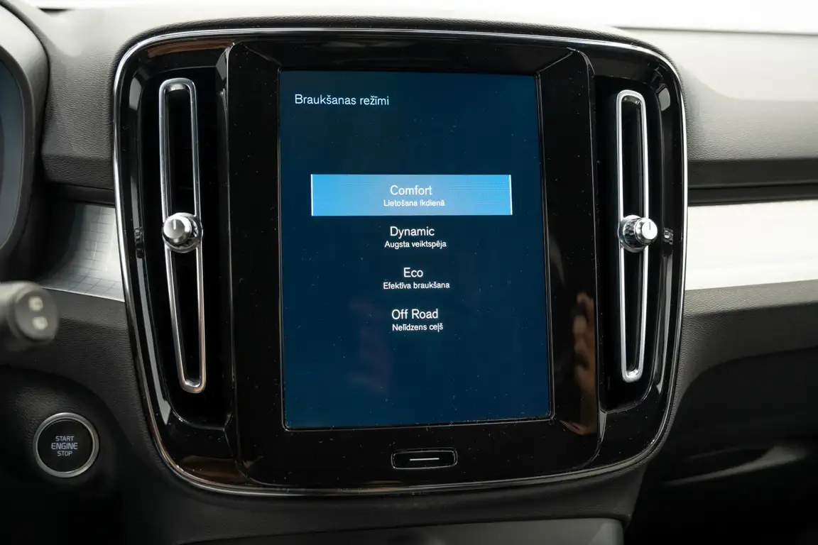 VOLVO XC40