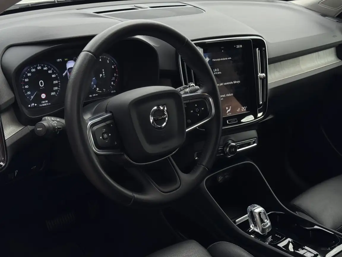 VOLVO XC40