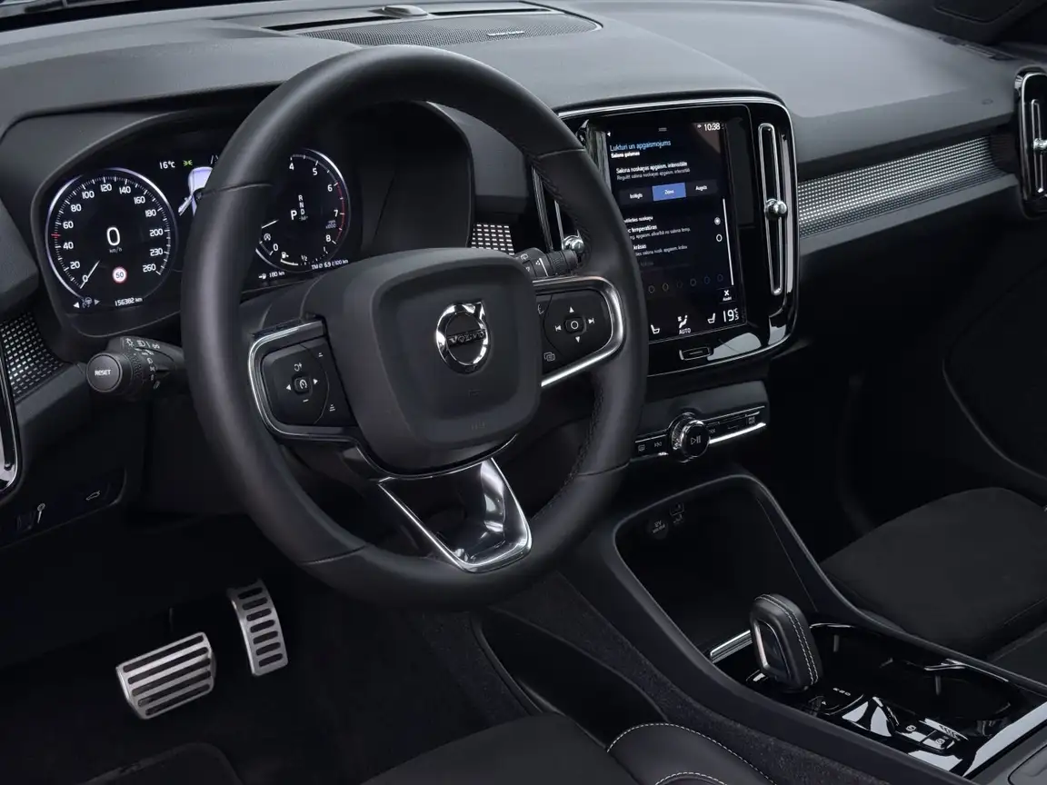 VOLVO XC40