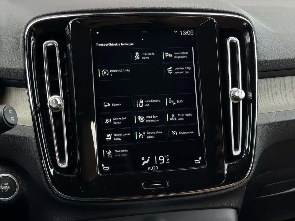 VOLVO XC40