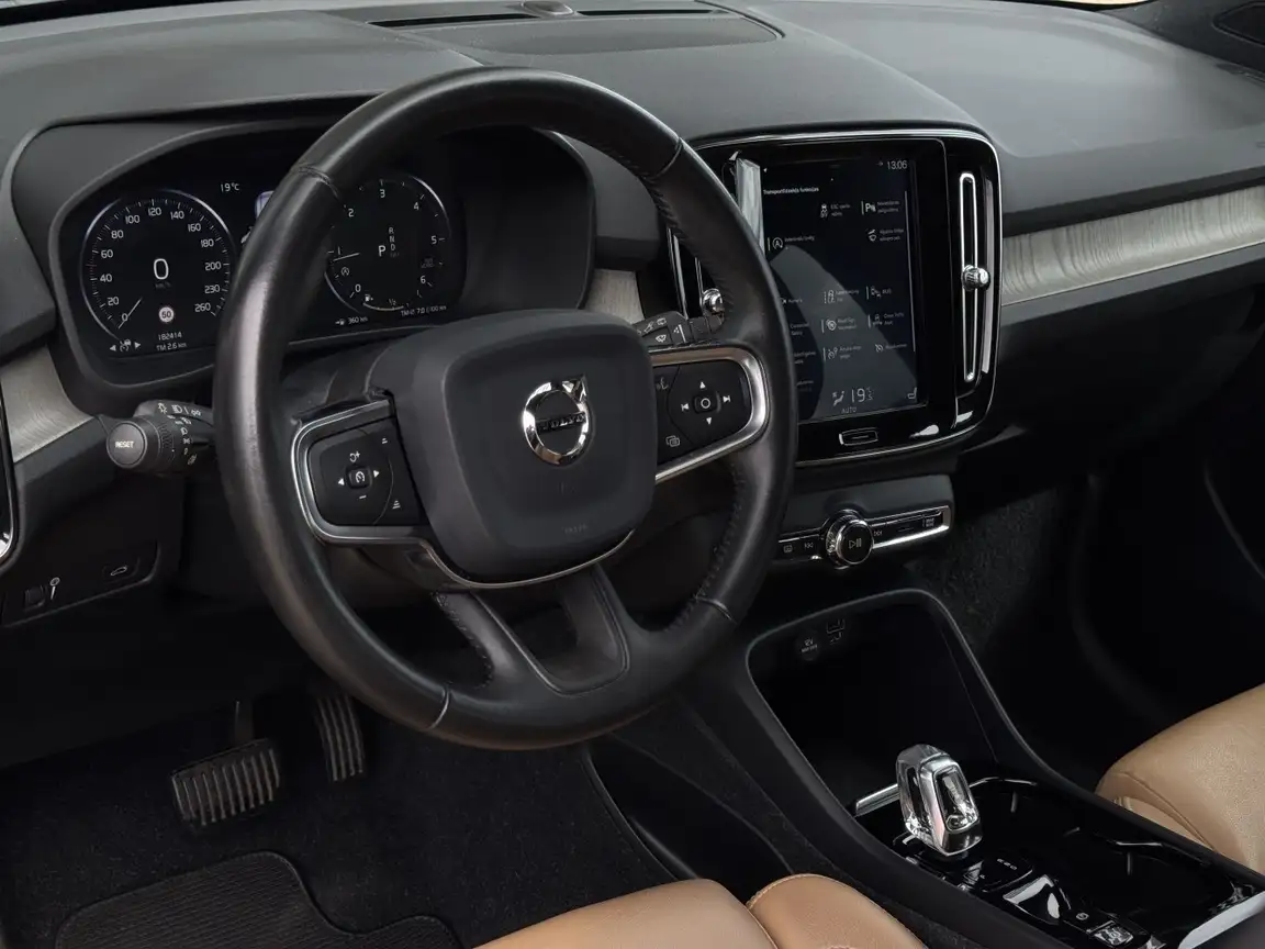 VOLVO XC40