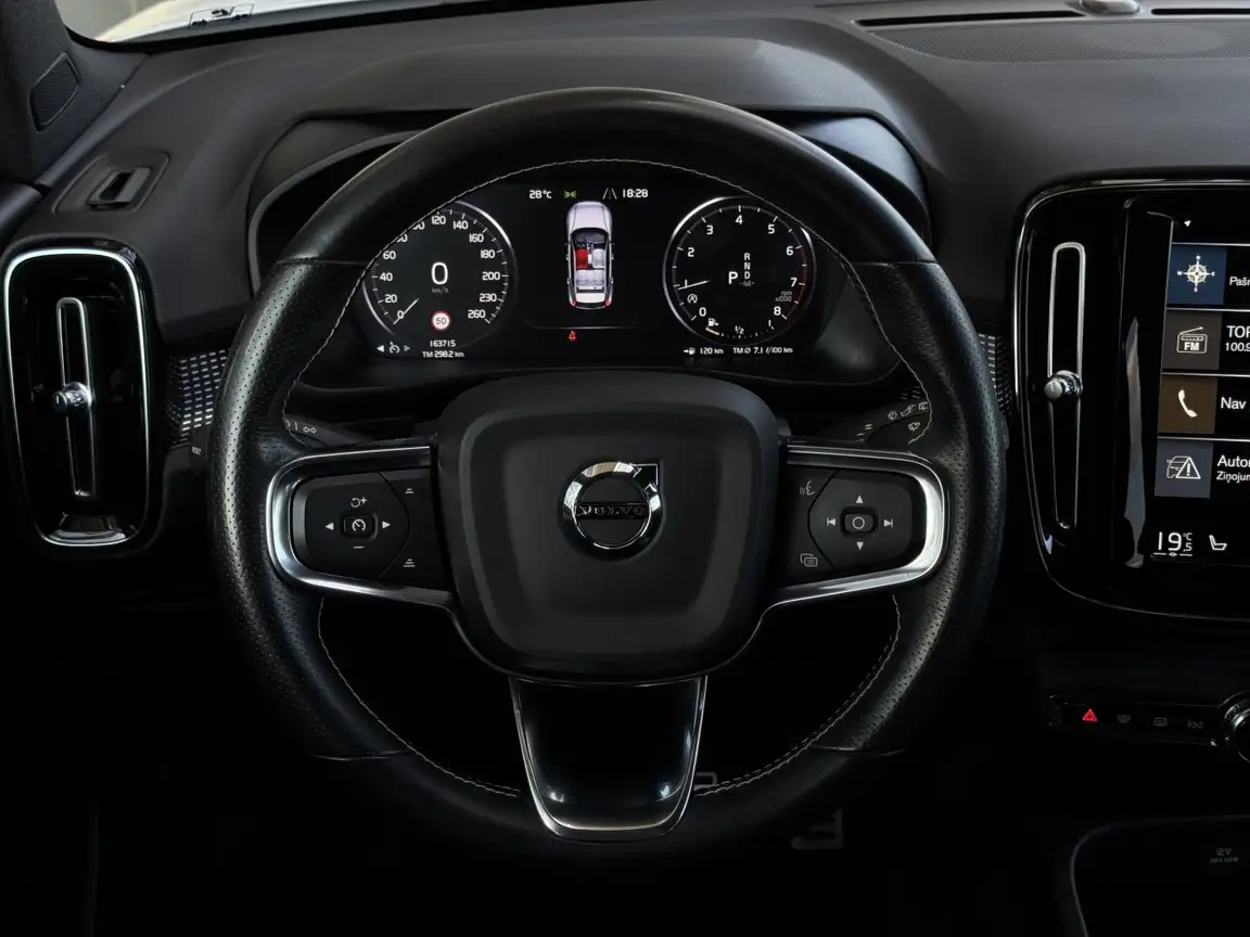 VOLVO XC40