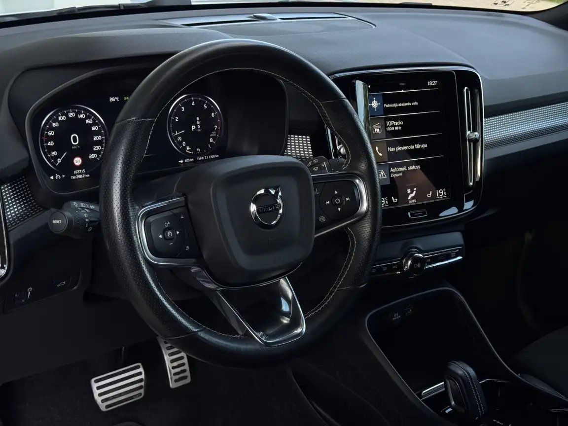 VOLVO XC40